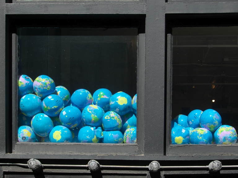 Viele Weltkugelbälle in einem Schaufenster