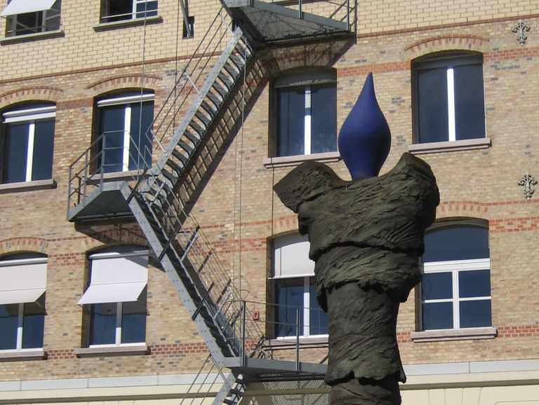 Unitobler Aussenansicht mit Statue