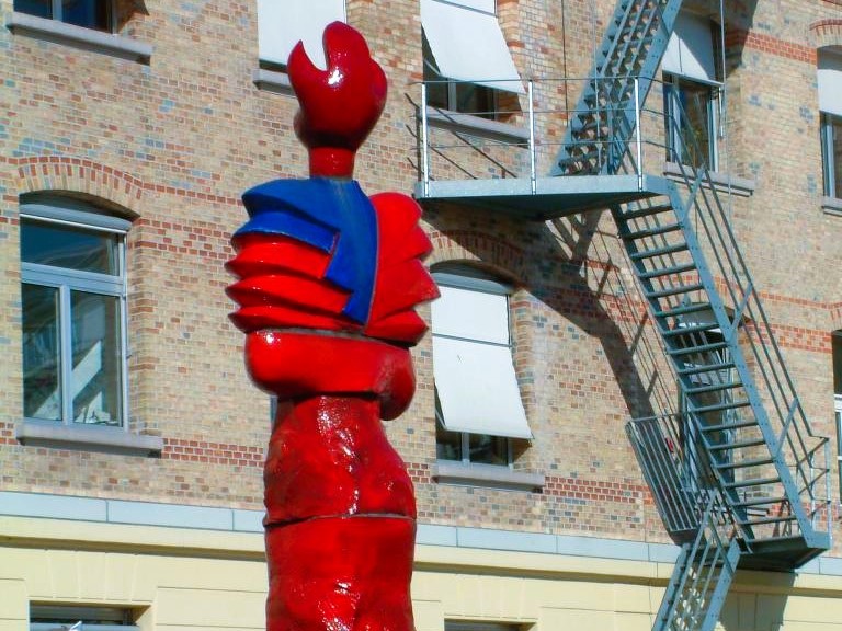 Unitobler Aussenansicht mit Statue