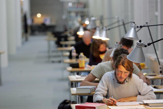 Studierende in der Bibliothek am arbeiten.