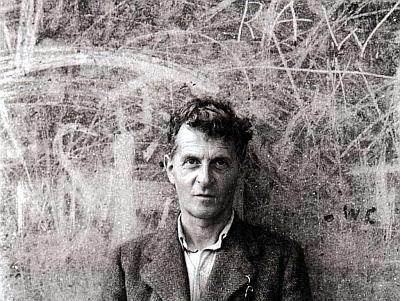 Ludwig Wittgenstein vor einer Wandtafel